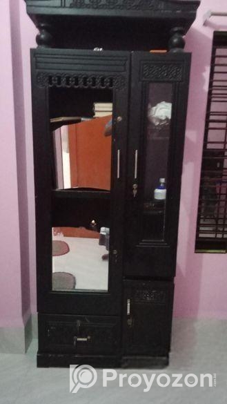 একটি খাট,একটি ডাইনিং টেবিল, ৪ টা চেয়ার ও একটা ডেসিন টেবিল