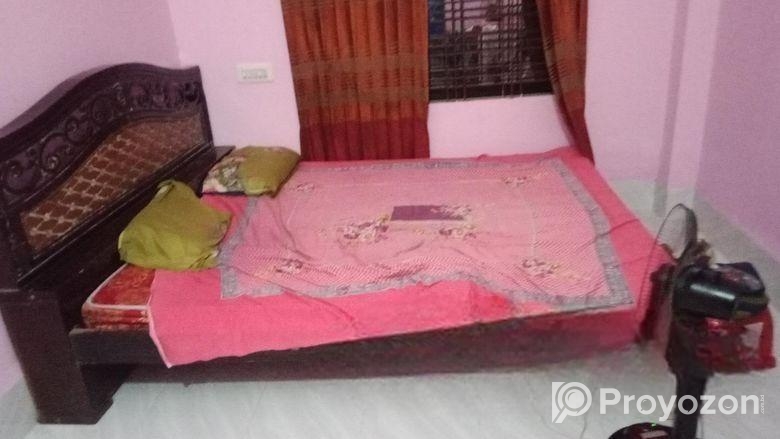 একটি খাট,একটি ডাইনিং টেবিল, ৪ টা চেয়ার ও একটা ডেসিন টেবিল