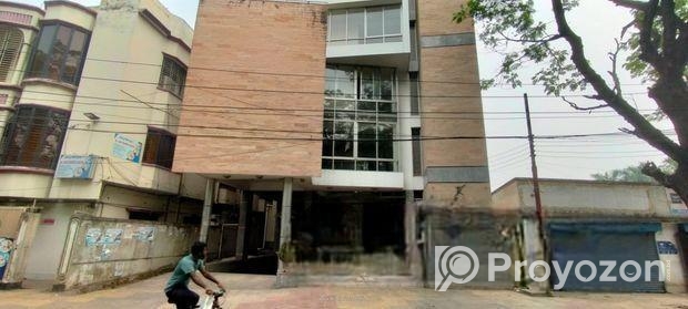 রাজশাহীতে স্টেশনরোড সংলগ্ন আধুনিক ৬ তলা কমার্শিয়াল ভবন বিক্রয় হইব