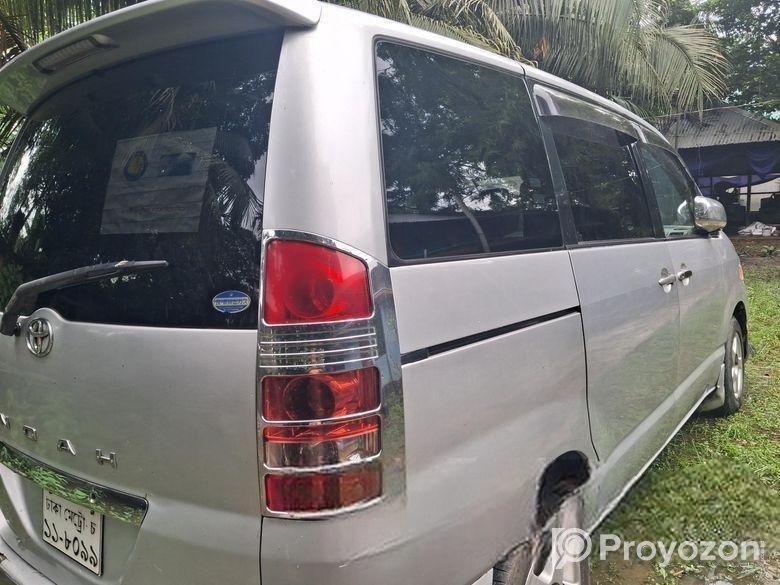 Toyota Noah 2004