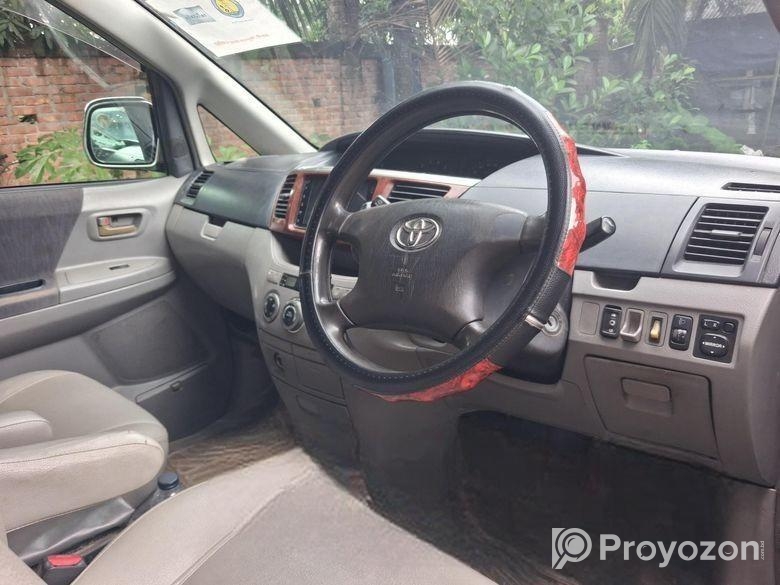 Toyota Noah 2004