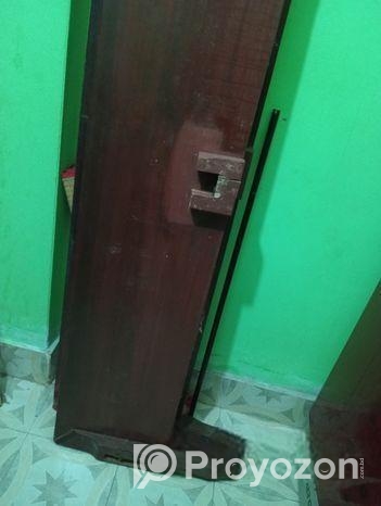 ভালো কন্ডিশনের পুরাতন কাঠের খাট বিক্রি করা হবে।