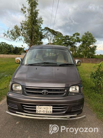 Toyota Noah 2005