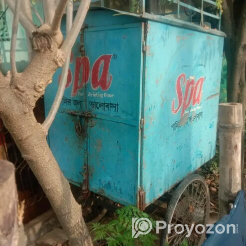 একটি ব্যাটারী চালিত ফুল কভার করা ভ্যান
