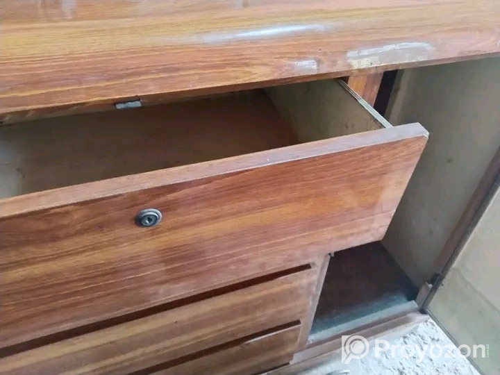 ওয়ারড্রবটি বিক্রি হবে