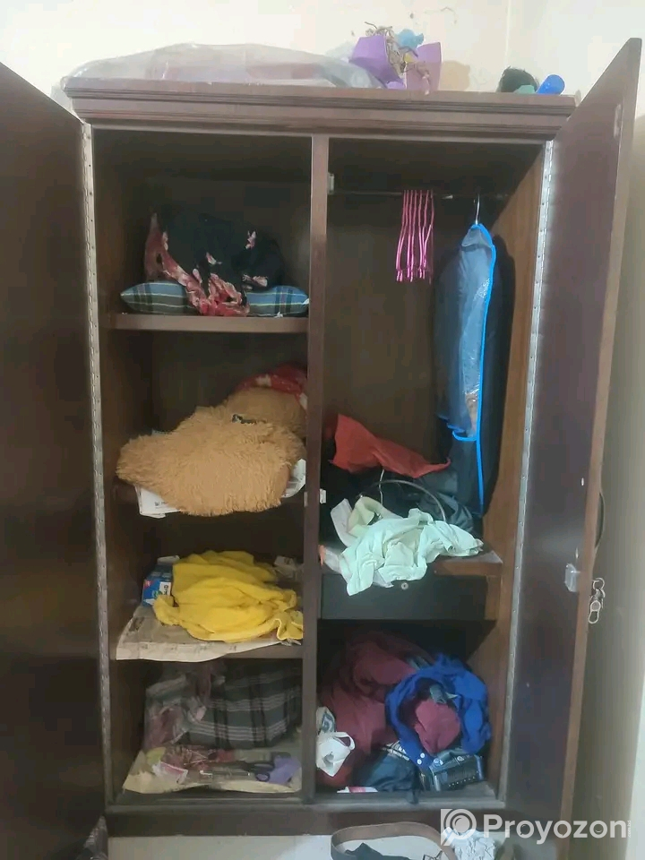পুরাতন আসবাবপত্র সবগুলা বিক্রি হবে