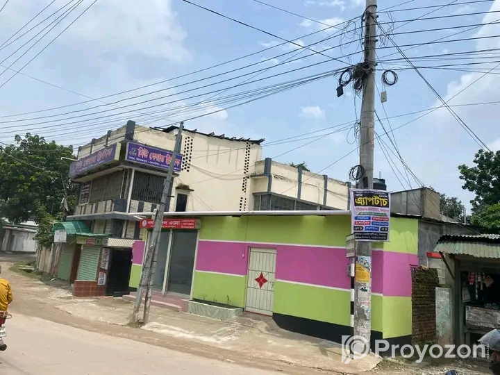 বাড়ীসহ জমি বিক্রি করা হবে।