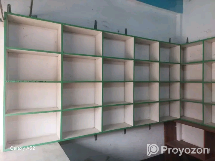 বিক্রয় হবে দোকান সজানোর জন্য তিনটি রেক