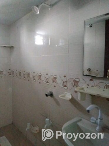 বাসা ভাড়া দেওয়া হবে  তৃতীয় তলা