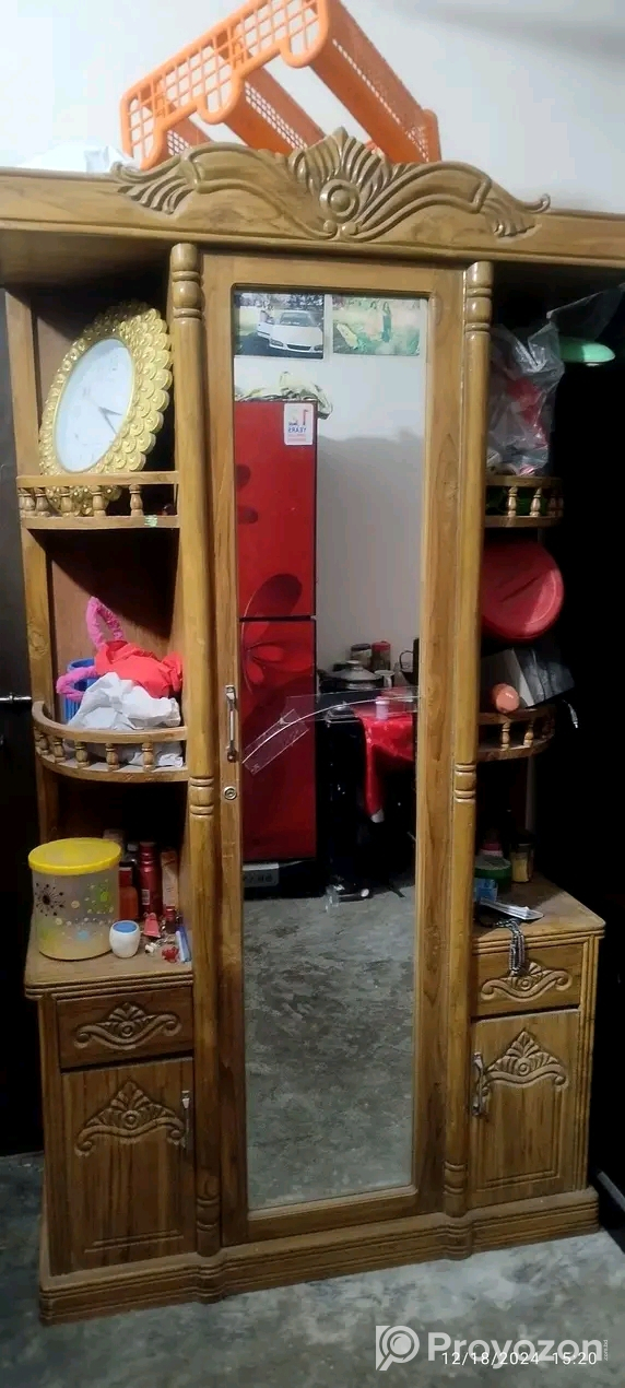 একটি বক্স খাট,ড্রেসিং টেবিল,বিক্রয় হবে।