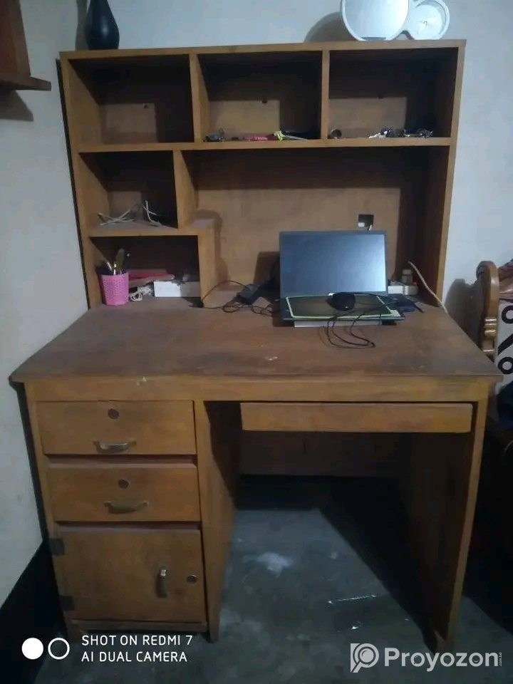 একটা টেবিল বিক্রয় করা হবে।