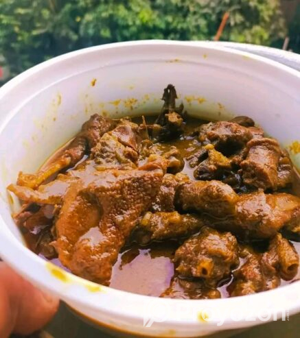 শীতের সময় হাসের মাংস রান্না করে বিক্রি হয়