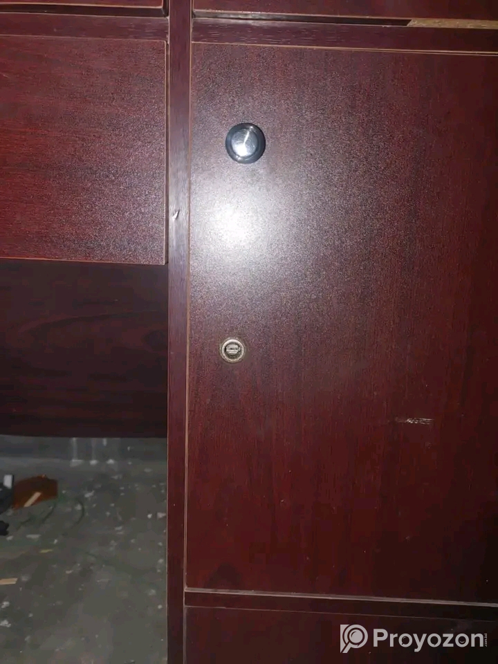 এই টেবিল টা বিক্রয় করা হবে।