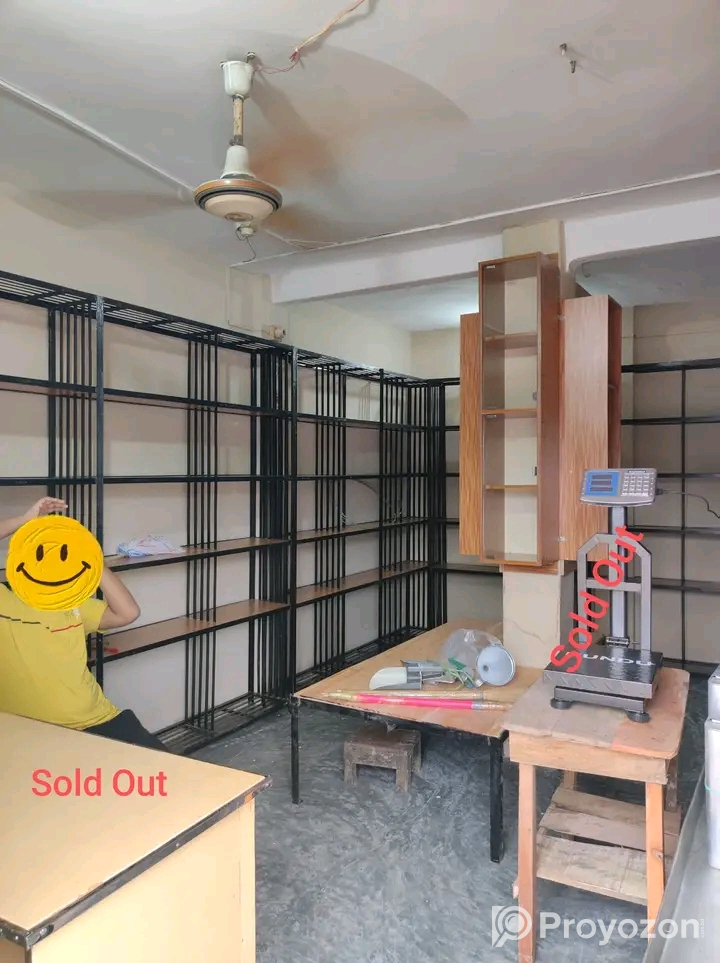 একটি দোকানের র‌্যাক সেটআপ বিক্রি হবে