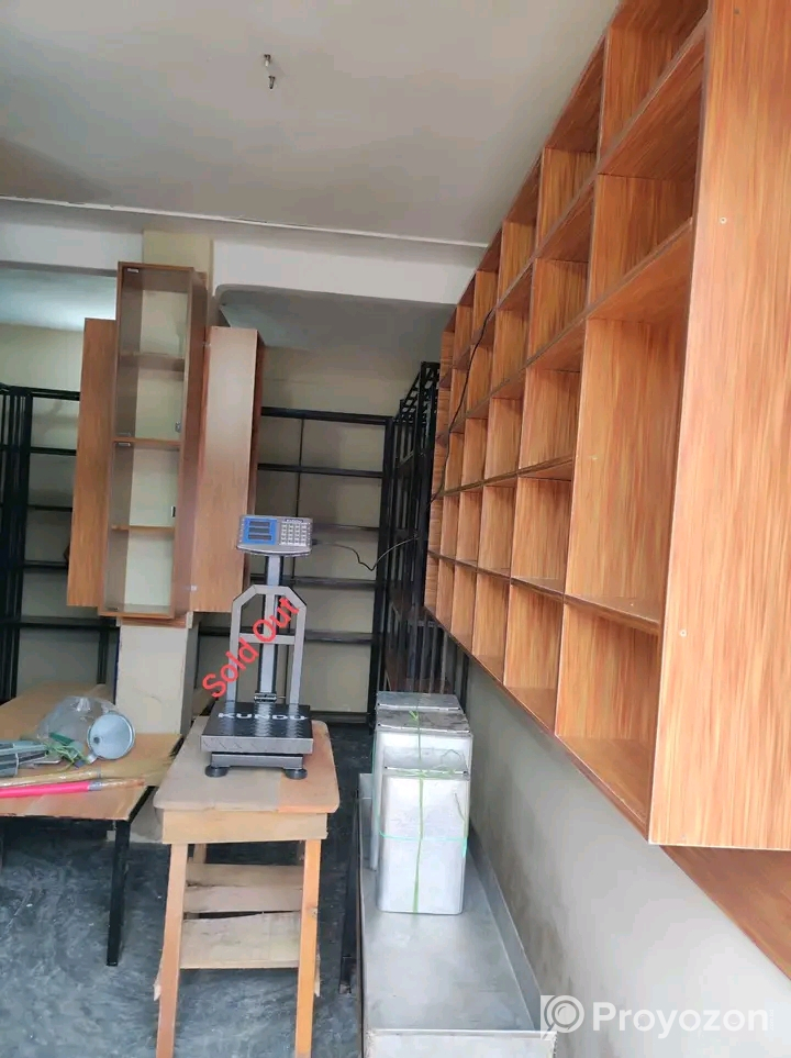 একটি দোকানের র‌্যাক সেটআপ বিক্রি হবে