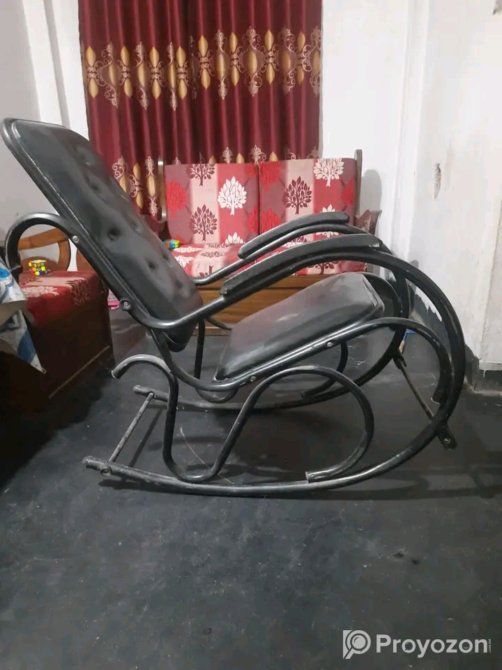 চেয়ারটি বিক্রি হবে