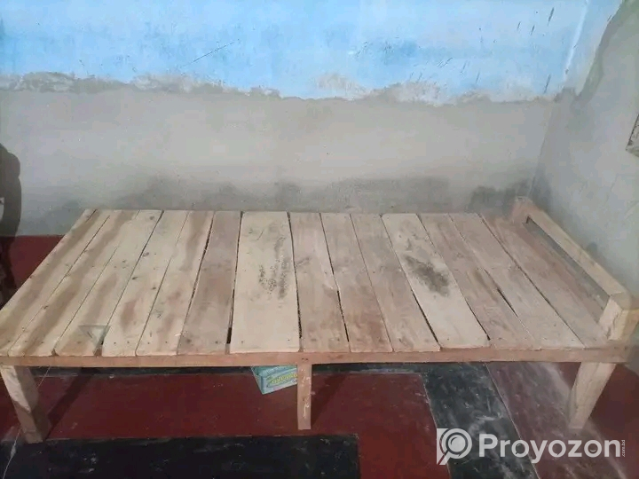 একটি টেবিল, চেয়ার, চকি বিক্রি করা হবে