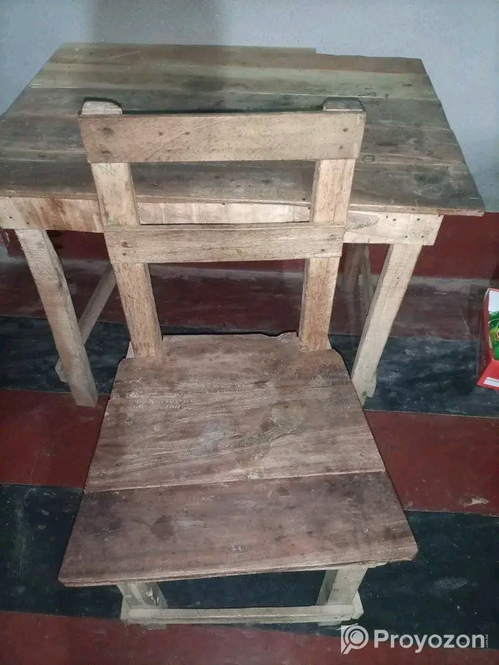 একটি টেবিল, চেয়ার, চকি বিক্রি করা হবে