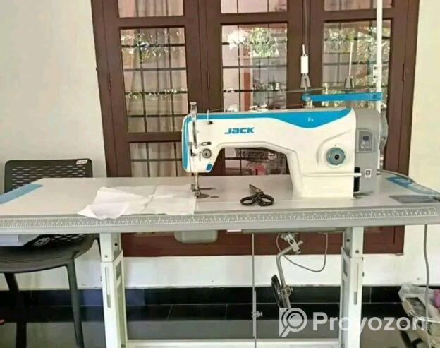 ইলেকট্রনিক সেলাই মেশিন।