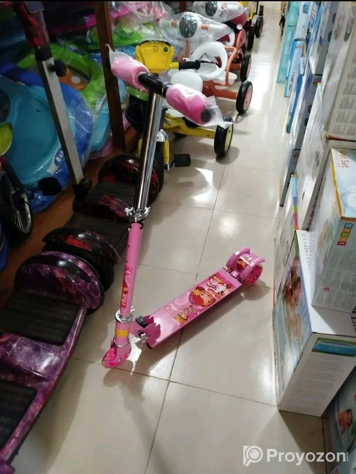 বড় সাইজের বেবি স্কুটার।