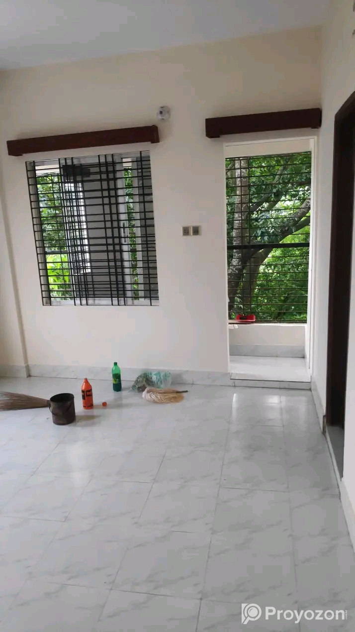 মেয়েদের জন্য ফ্ল্যাটের একটি রুম ভাড়া দেয়া হবে।