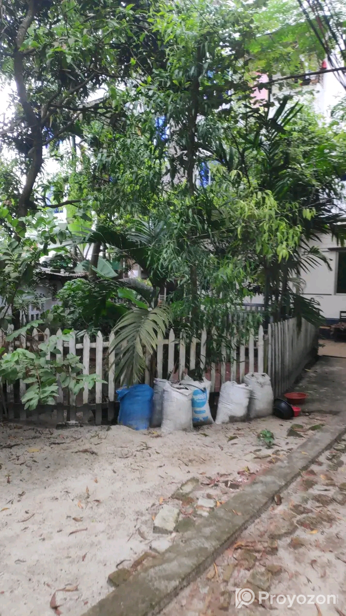 মেয়েদের জন্য ফ্ল্যাটের একটি রুম ভাড়া দেয়া হবে।