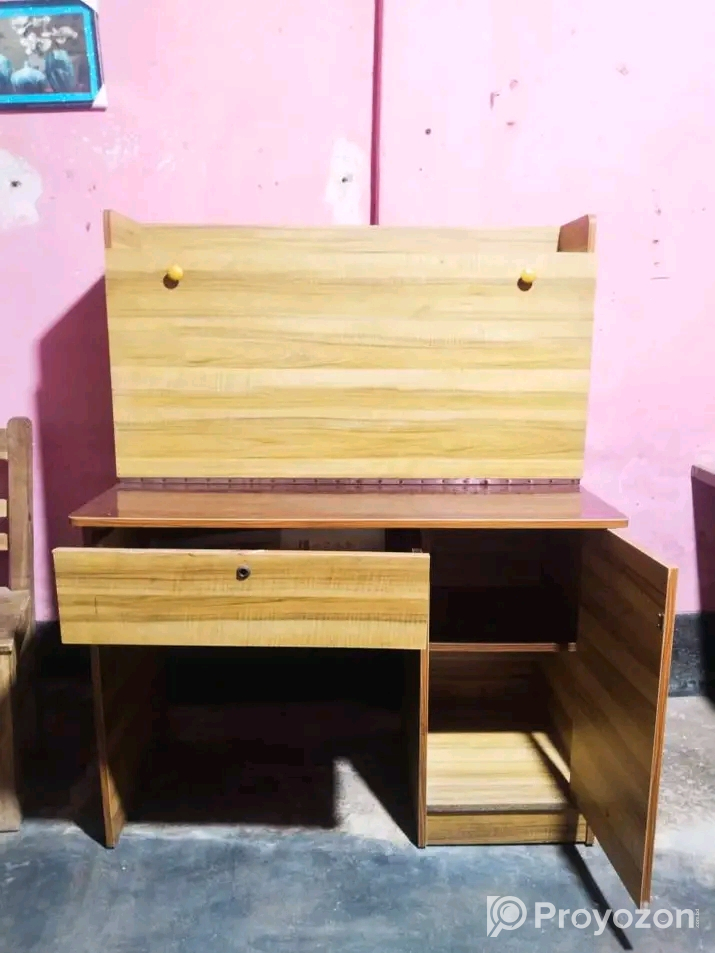 পড়ার টেবিল বিক্রি হবে