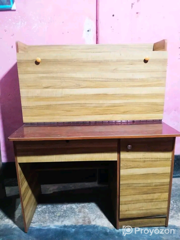 পড়ার টেবিল বিক্রি হবে