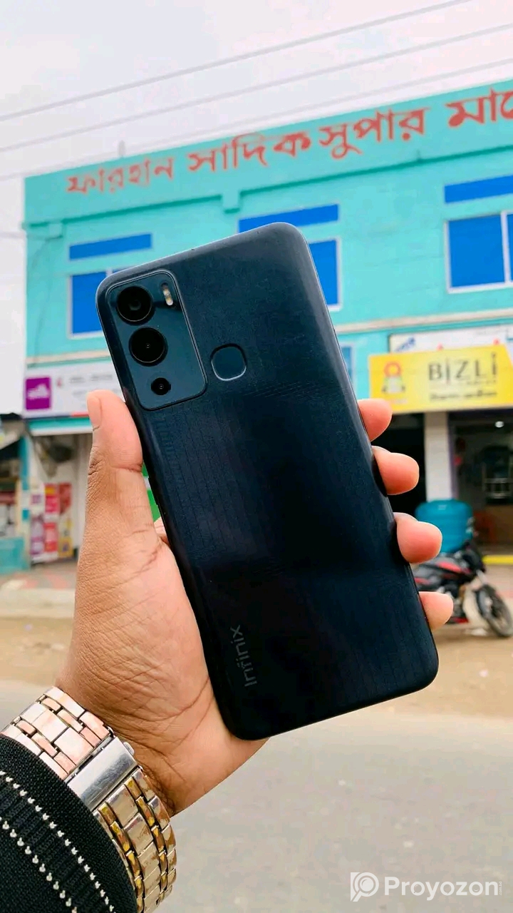 বিভিন্ন ধরনের ব্রান্ডের ফোন বিক্রি হয়