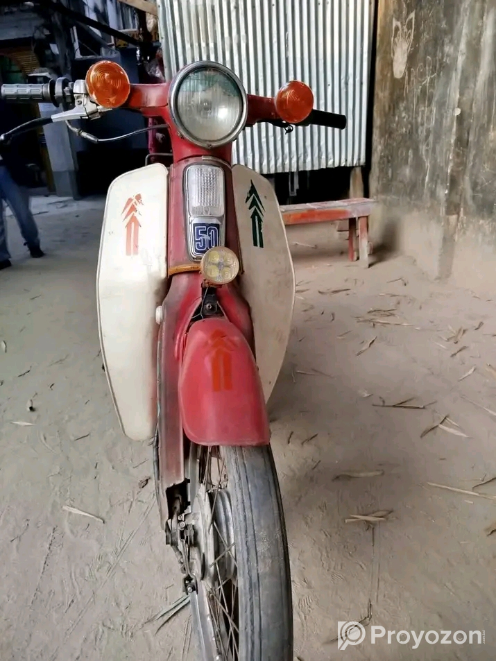 জাপানের বিখ্যাত ৫০ সিসি হোন্ডা।