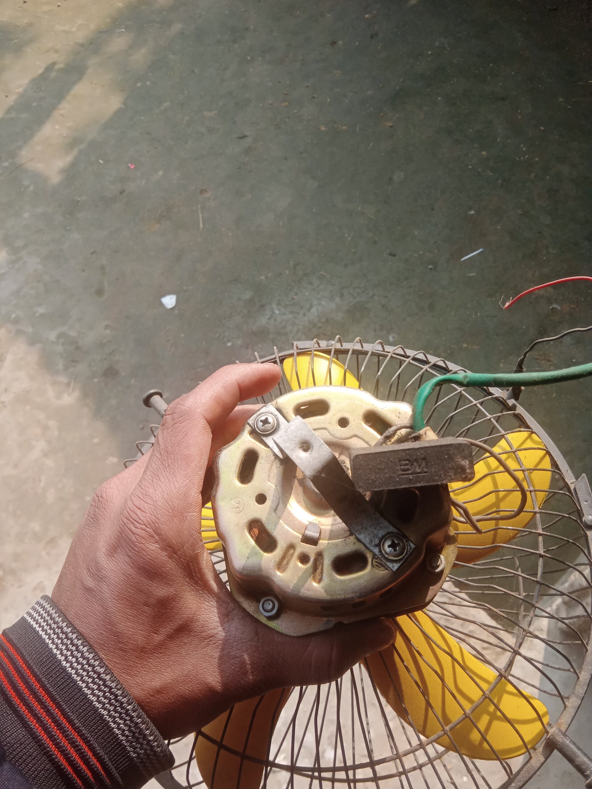 ছোট টেবিল ফ‍্যান ব‍্যাবহারিত