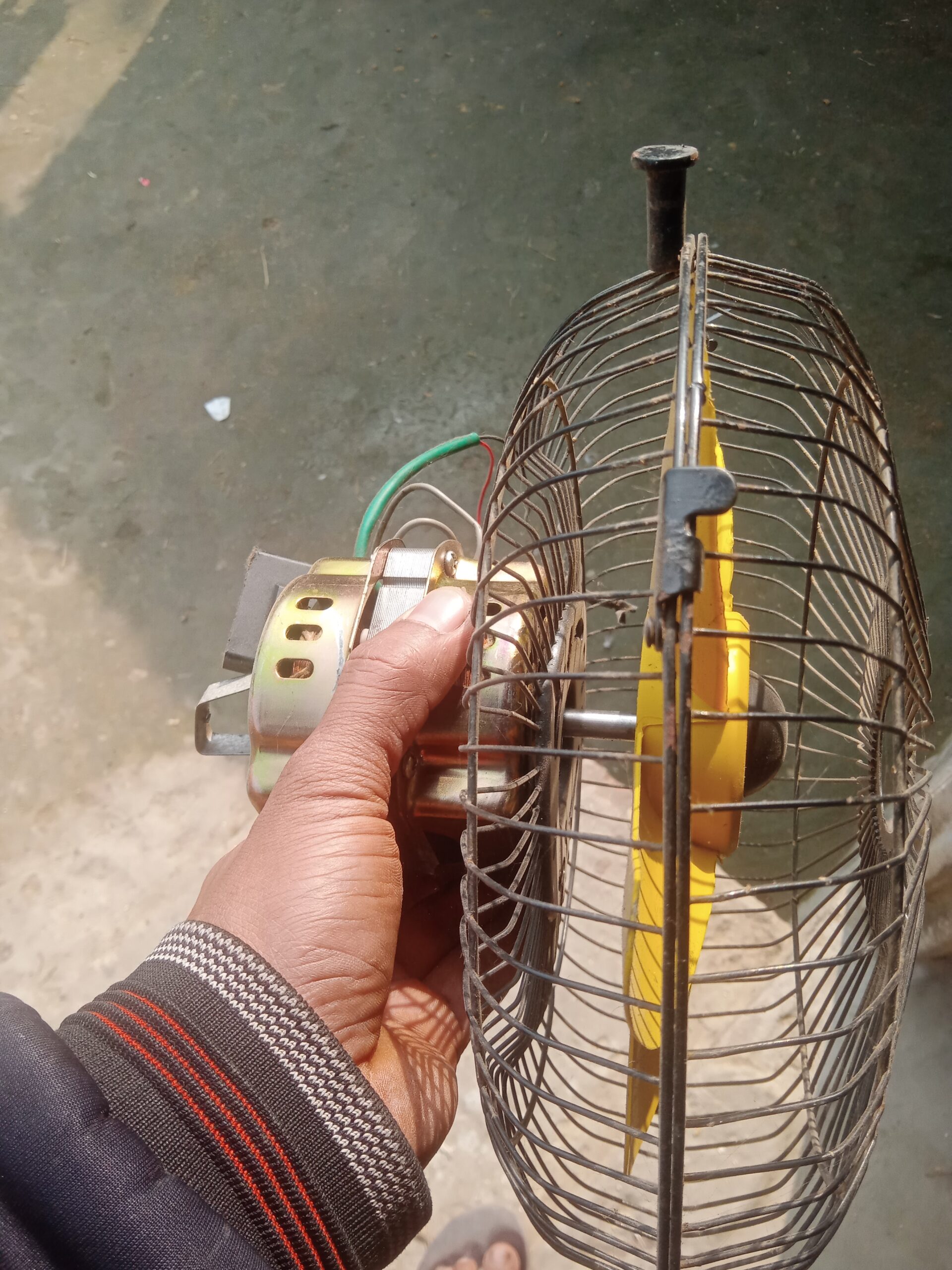 ছোট টেবিল ফ‍্যান ব‍্যাবহারিত