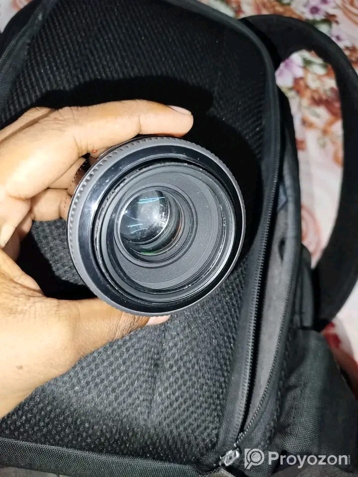 একটি YN 50 mm প্রাইম লেন্স বিক্রি করা হবে