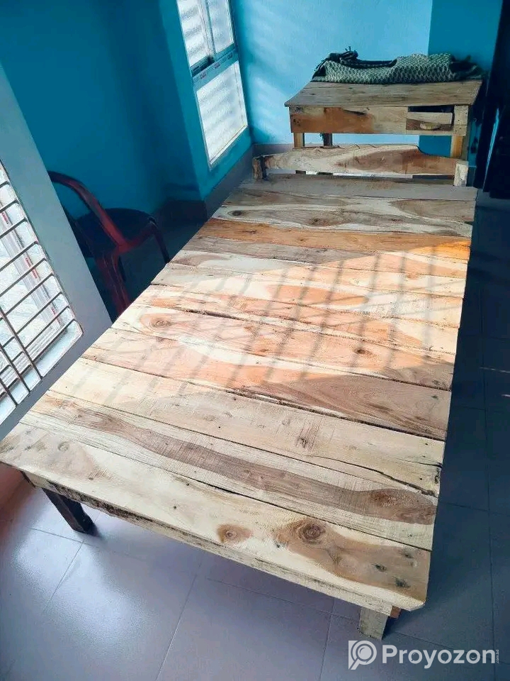 জরুরী ভিত্তিতে ফার্নিচার গুলো বিক্রি করা হবে।