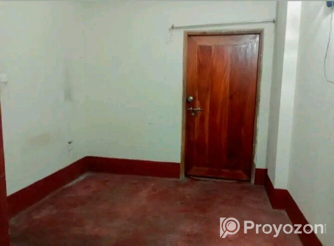 একটি ডাইনিং স্পেসের সিট খালি আছে