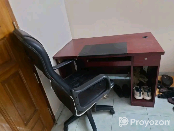 চেয়ার-টেবিল বিক্রি হবে