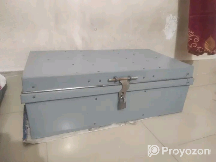 এই ট্রাংকটি বিক্রি করা হবে