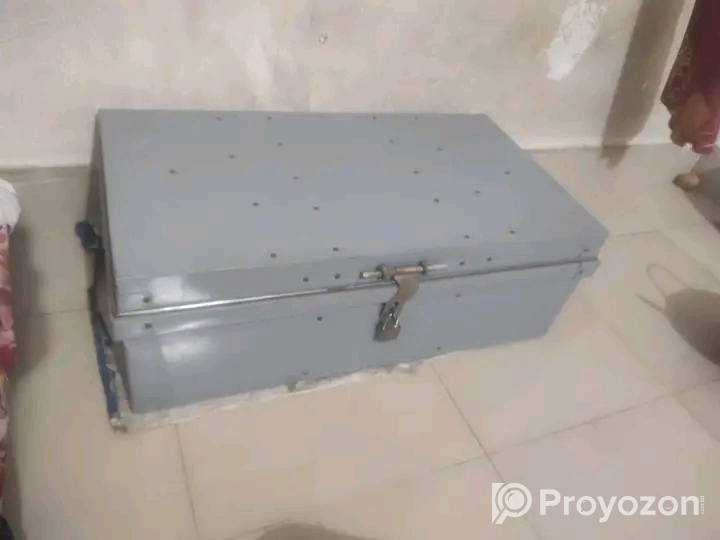 এই ট্রাংকটি বিক্রি করা হবে