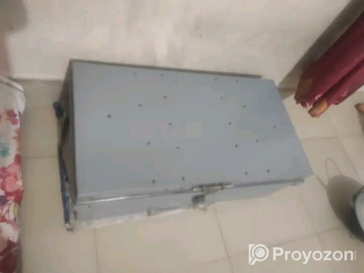 এই ট্রাংকটি বিক্রি করা হবে