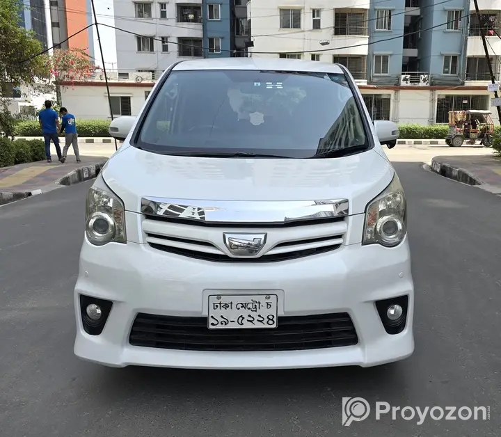 Toyota Noha Si Model: 2012