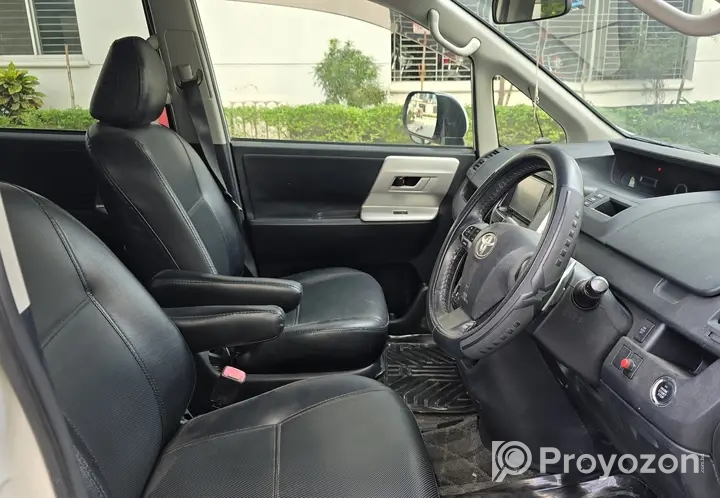 Toyota Noha Si Model: 2012