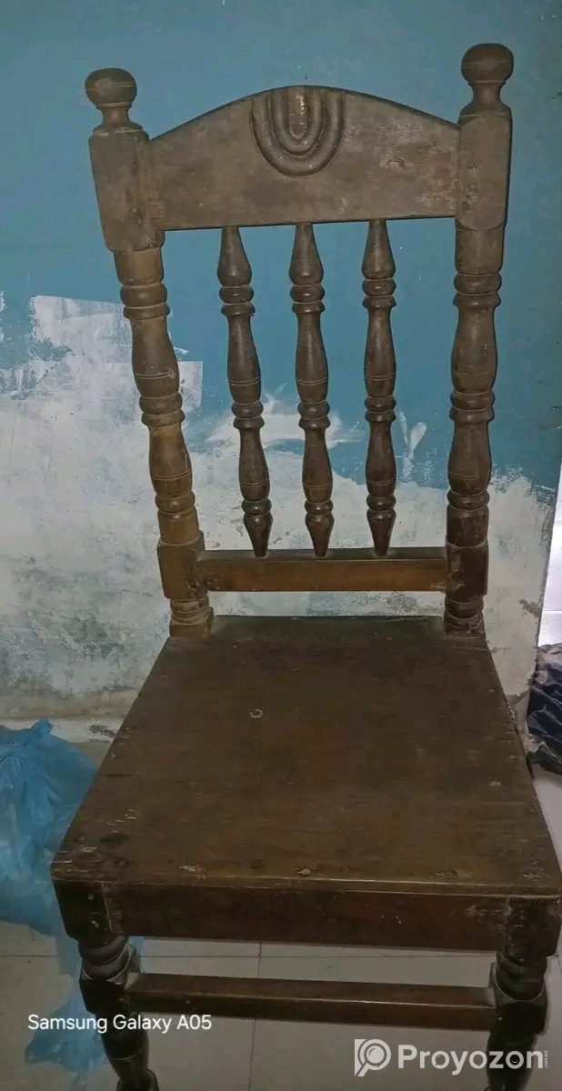 সেগুন কাঠের ডাইনিং টেবিল বিক্রি হবে।