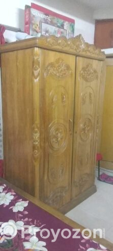 আলমারি পুরোটা সেগুন কাঠের ভিতরে গামারি কাঠ।