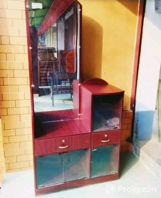 মাত্র কিছু দিন ব্যবহৃত একদম নতুনের মতো ড্রেসিং টেবিল