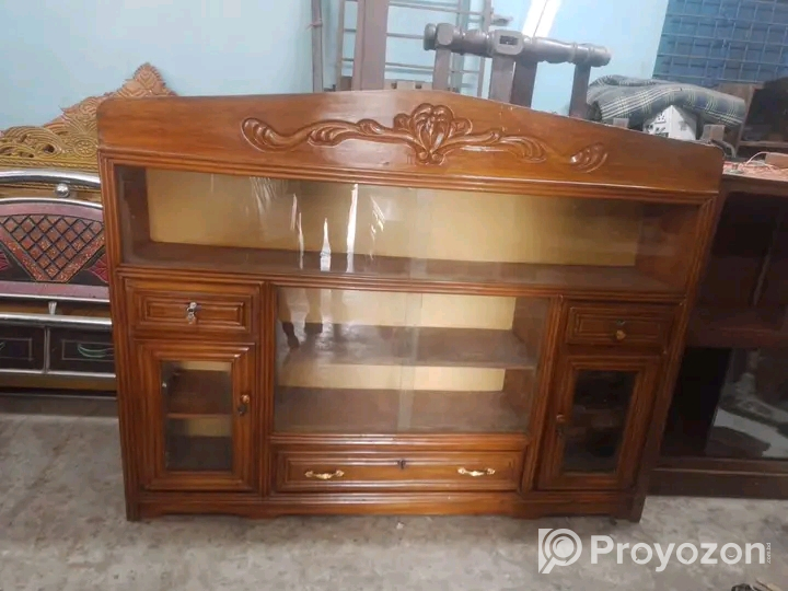 করই কাঠের ভালো মানের পুরাতন সোকেস বিক্রি হবে