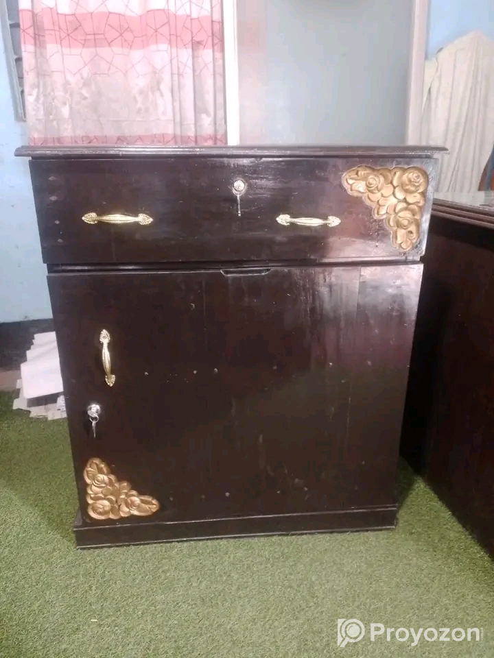 মেহগুনি কাঠের ভালমানের পুরাতন মিনি আলমারি