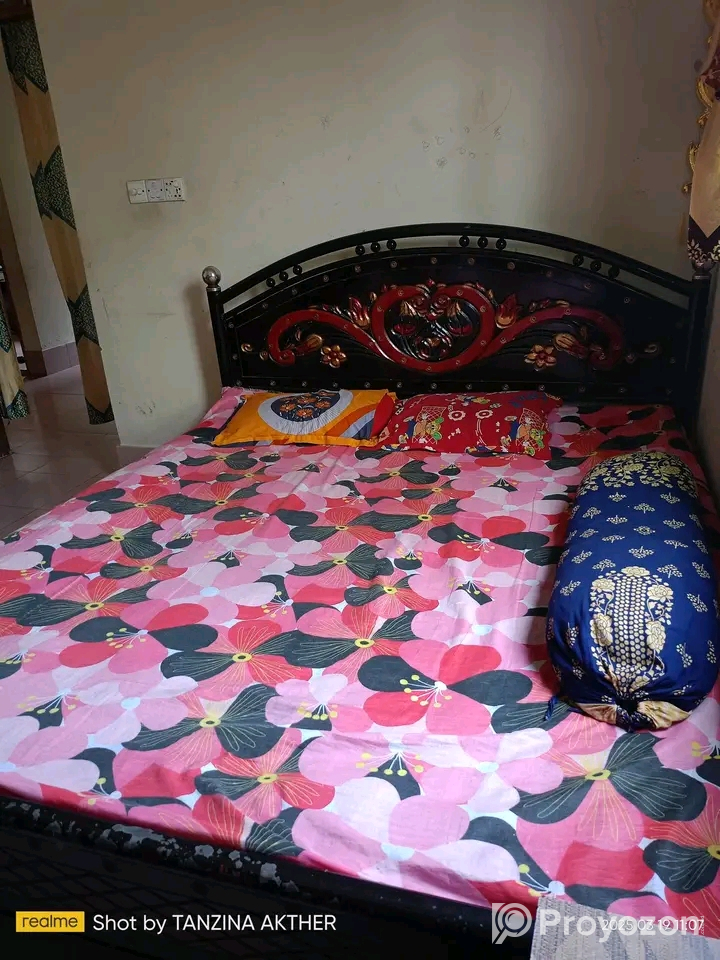 বড় খাট এবং 3 সিটের বেতের সোফা (ফোম সহ) বিক্রি হবে