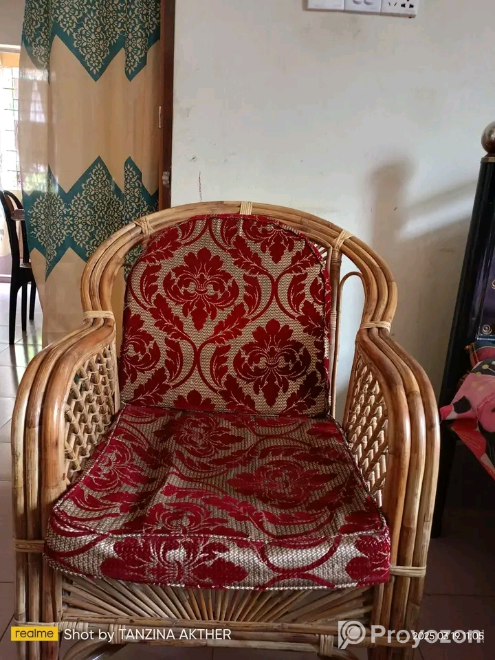 বড় খাট এবং 3 সিটের বেতের সোফা (ফোম সহ) বিক্রি হবে