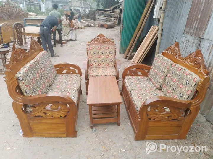 করই কাঠের পুরাতন সোফা বেশ ভালো মানের