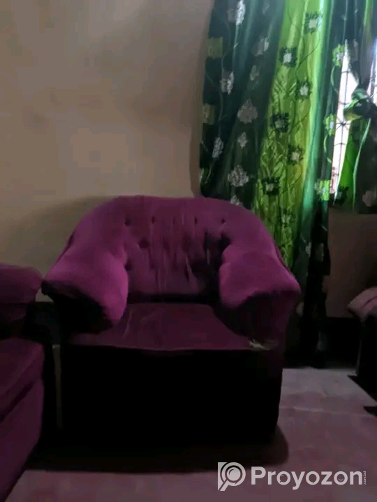 তিনটি সোফা একটি টেবিল বিক্রি হবে